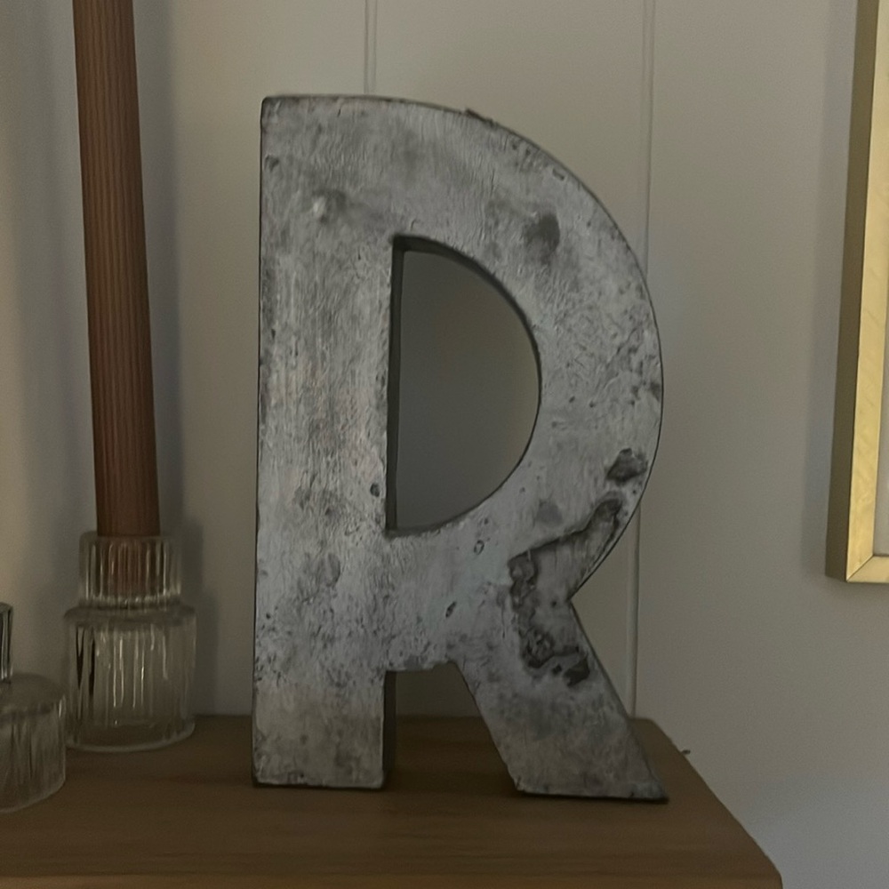 Anthropologie zinc metal  letter R